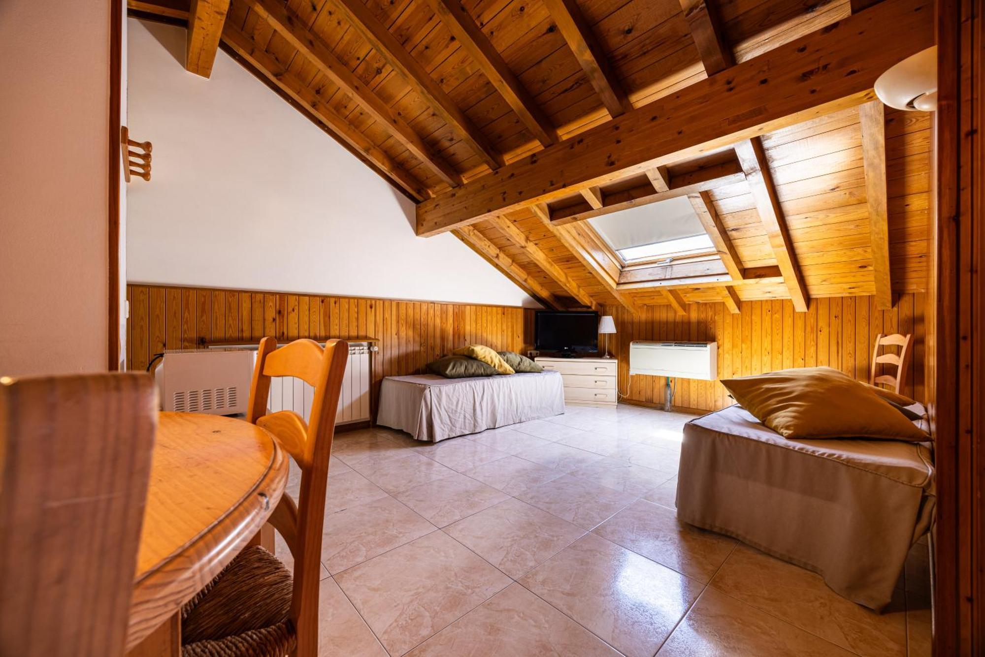 Aparthotel Les Corts Llivia Dış mekan fotoğraf