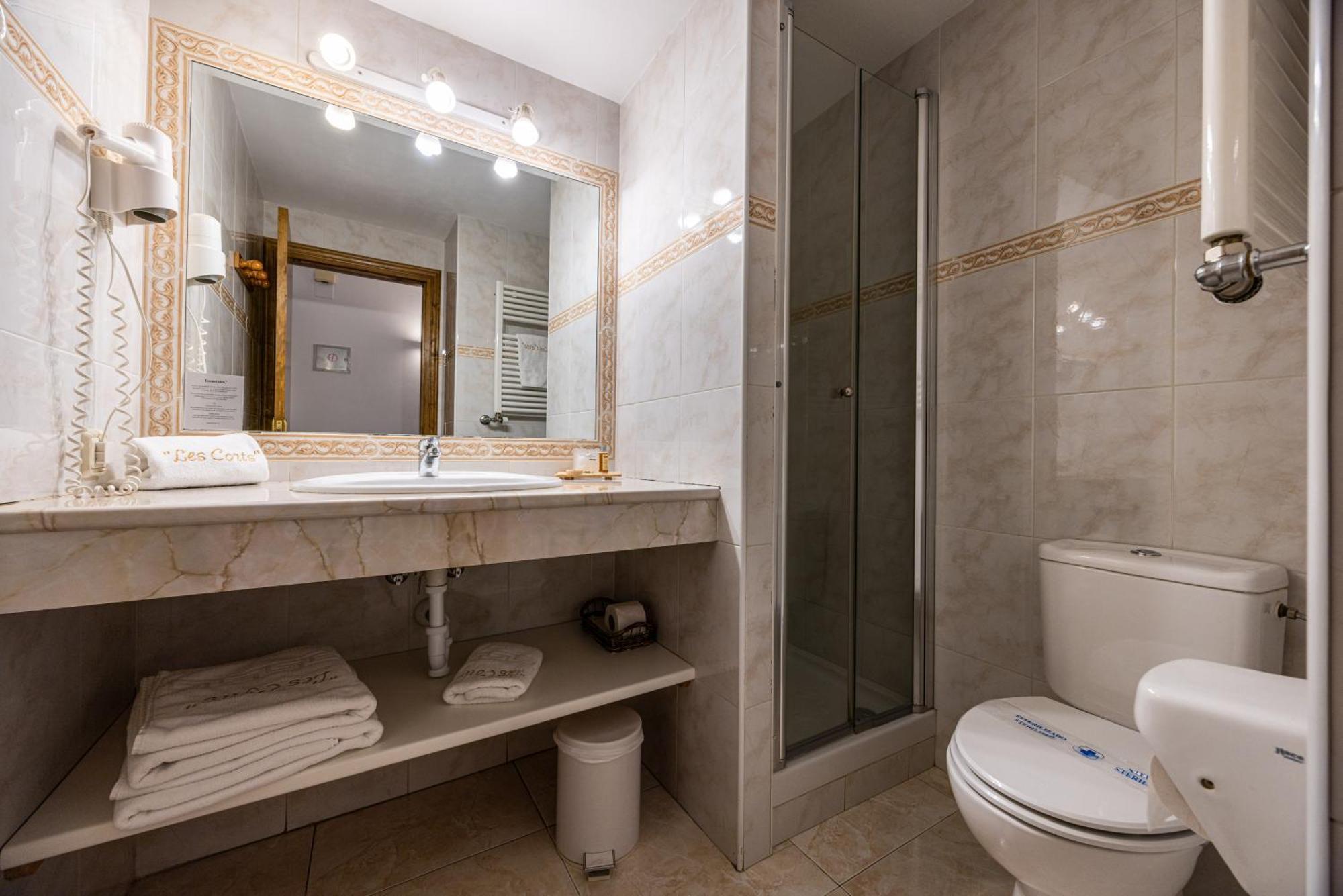 Aparthotel Les Corts Llivia Dış mekan fotoğraf