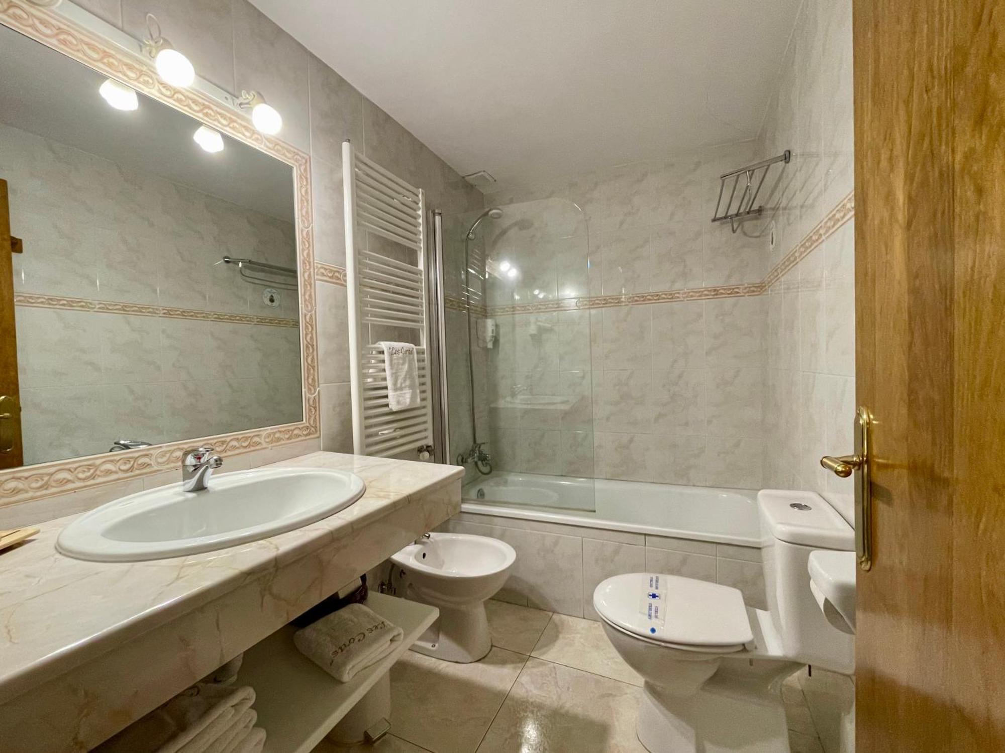 Aparthotel Les Corts Llivia Dış mekan fotoğraf