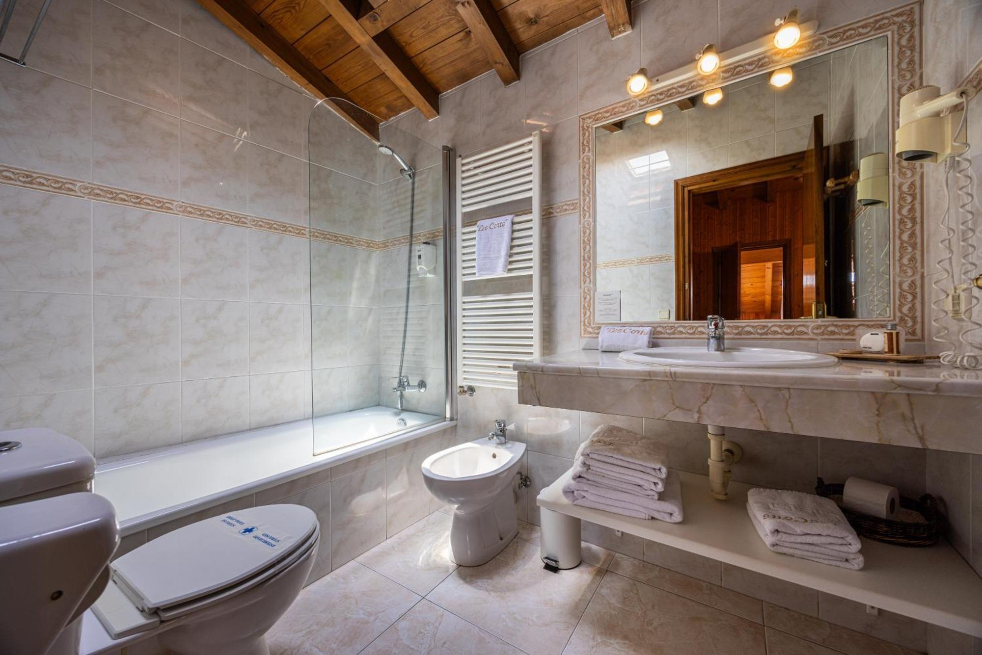 Aparthotel Les Corts Llivia Dış mekan fotoğraf