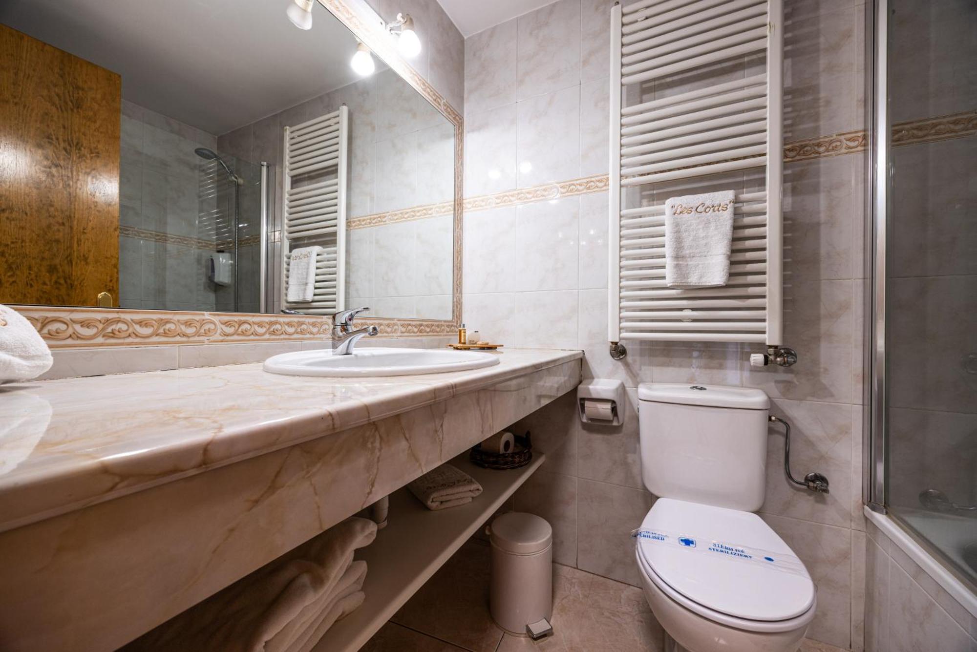 Aparthotel Les Corts Llivia Dış mekan fotoğraf