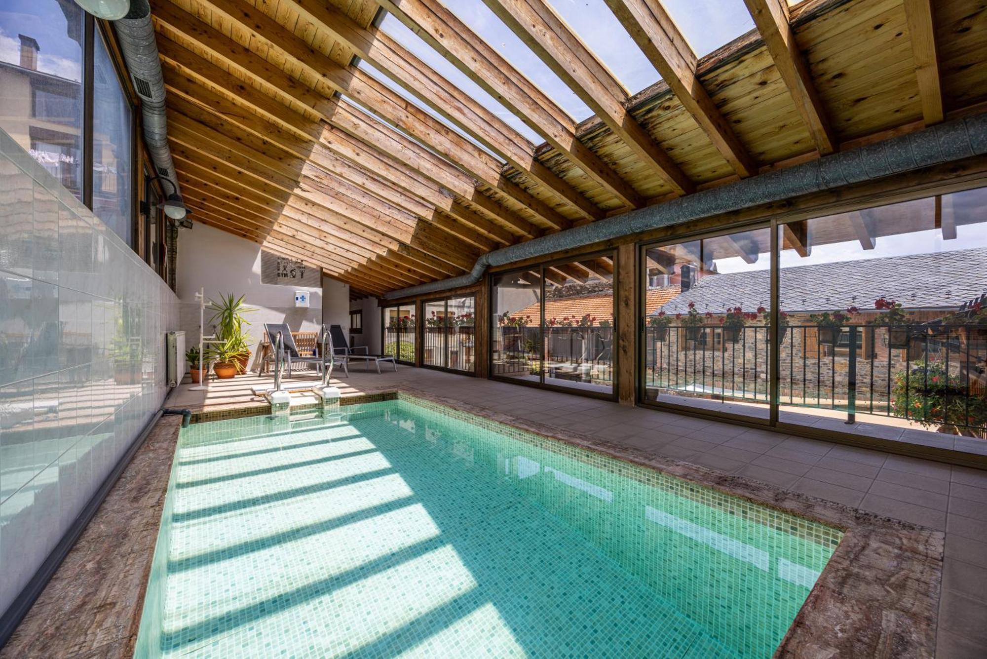 Aparthotel Les Corts Llivia Dış mekan fotoğraf