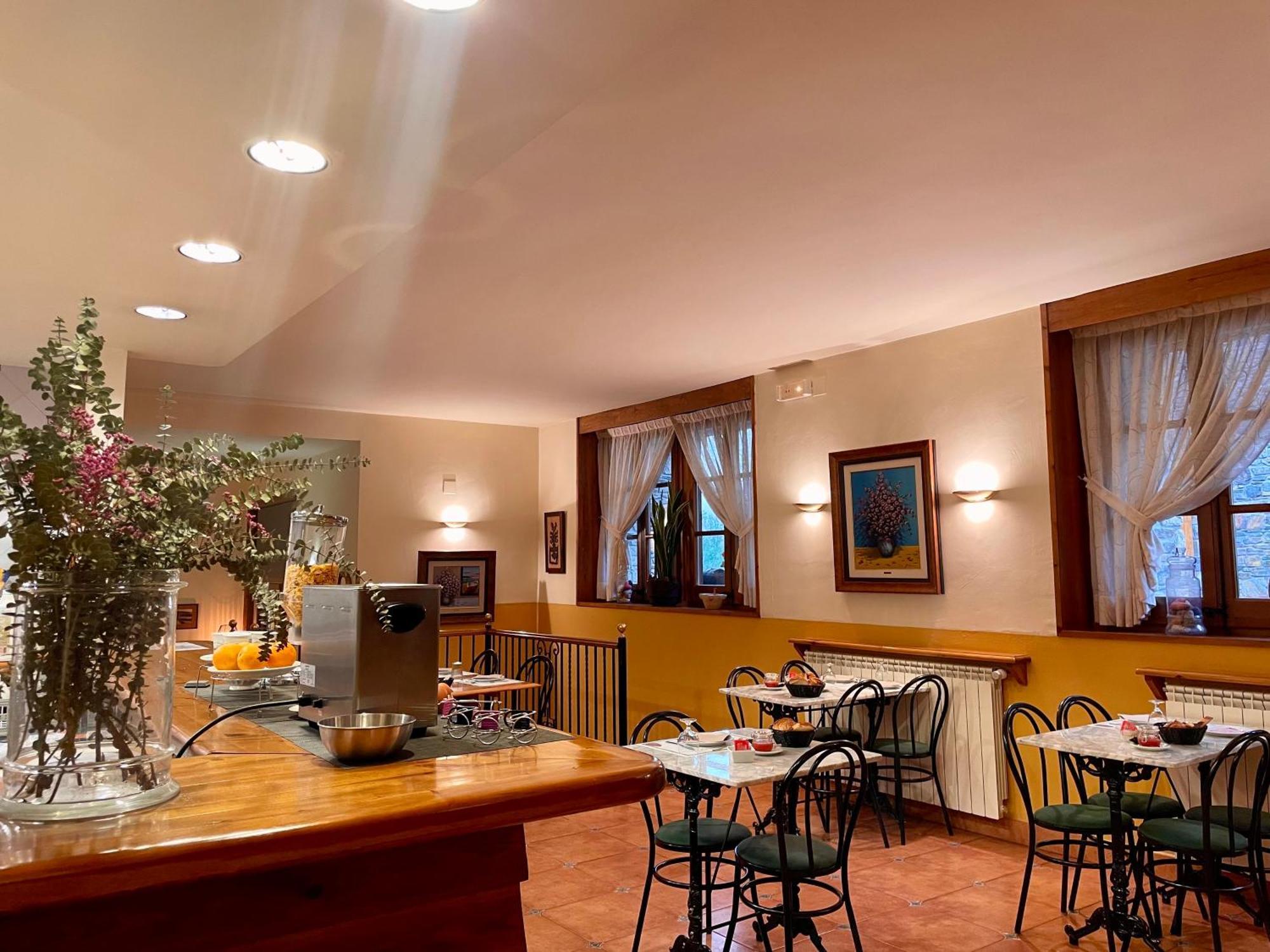 Aparthotel Les Corts Llivia Dış mekan fotoğraf